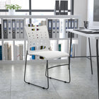 Flash Furniture – Chaise empilable Hercules, base traîneau, dossier ventilé, capacité 881 lb, blanc (RUT2WH)-Le dossier perforé permet la circulation de l'air