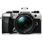 OM SYSTEM - Caméra sans miroir avec objectif 14-150mm f/4-5,6 II  OM-5 Mark II - Argent-Conçu pour stimuler la créativité, l'OM-5 Mark II dispose d'un bouton CP dédié pour un accès rapide à sa suite de fonctionnalités de photographie informatique