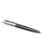 Parker - Stylo à bille Jotter - Bond Street noir avec bordure chromée - pointe moyenne - encre bleue-Le corps en acier inoxydable avec la finition noire est accentué de bordures très brillantes et d’une agrafe en tête de flèche