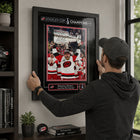 Frameworth - Nikolaj Ehlers 16 po H x 20 po l Cadre signature réplique Carolina Hurricanes Champions de la Coupe Stanley 2026 - Sous licence officielle LNH/AJLNH-Facade protectrice claire pour la presentation imprimee