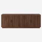 Hudson&Canal - Meuble TV rectangulaire cannelé Mero pour téléviseurs jusqu'à 75 pouces, finition noyer satiné-Comporte quatre portes avec placards fermés et quatre étagères offrant un espace de rangement généreux
