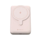 Adam Elements - Batterie externe magnétique GRAVITY CS10 - 10 000 mAh - Rose-Compatibilité MagSafe : Compatible avec les coques MagSafe pour un alignement précis. Stable et antidérapante, elle se met à charger dès qu’elle est fixée, sans obstruer l’objectif de l’appareil photo. Profitez d’une vraie liberté sans fil pendant la recharge