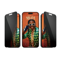 PanzerGlass - Protecteur d'écran de confidentialité pour iPhone 15 Pro Max - Noir-Un protecteur d'écran compatible avec les étuis en verre trempé plat
