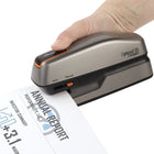 Swingline - Agrafeuse électrique compacte Optima 20 -La conception compacte et ergonomique assure un agrafage manuel confortable.  Fonctionne silencieusement sans compromettre la puissance ou la vitesse 