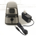 Swingline - Agrafeuse électrique compacte Optima 20 -Fonctionne avec des piles ou avec l'adaptateur fourni.  4 piles AA requises (non fournies).  Non compatible avec les piles rechargeables