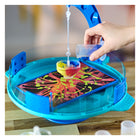 Crayola - Pendule de peinture lavable -UNE PEINTURE MOINS SALISSANTE : Cette conception en forme d'arène contient la peinture et minimise les dégâts potentiels, ce qui rend le nettoyage aussi simple qu'un rinçage à l'eau!