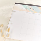 The Happy Planner - 2025-2026 Calendrier de bureau de 12 mois Petal Poetry -Prévisualisez les mois à venir et voyez les mois passés avec des calendriers miniatures sur chaque feuille