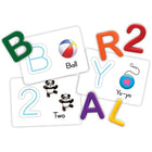 Teacher Created Resources - Cartes d'apprentissage de l'alphabet et des nombres - Ensemble de 75-Les enfants peuvent commencer par tracer chaque lettre et chaque chiffre avec leur doigt, puis se mettre au défi de trouver la lettre ou le chiffre magnétique qui s'insère correctement dans chaque zone en retrait