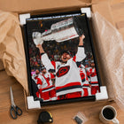 Frameworth - Sebastian Aho Toile encadrée 20 po H x 29 po l Carolina Hurricanes Champions de la Coupe Stanley 2026 - Sous licence officielle LNH/AJLNH-Fabrique au Canada par Frameworth depuis 1992