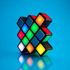 Rubik's - Rush un jeu électronique -Modes solo et multijoueur : lancez-vous en solo dans les 9 manches, chacune comportant 3 paliers de difficulté (facile, moyen, difficile) et de vitesse croissantes, ou affrontez jusqu'à 4 joueurs dans UN combat intense