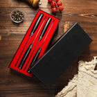 Minimal - Ensemble de couteaux à steak Damascus Black G10 de 4 pièces, service pour 4 personnes-Surface de coupe : Surface de coupe recommandée : le bois, les planches caoutchoutées et les composites haut de gamme, ainsi que les plastiques de qualité tels que le polyéthylène, sont des surfaces de coupe acceptables - elles aideront à protéger et à prolonger le tranchant du couteau. Évitez le verre, les comptoirs en métal et autres surfaces rigides et peu tolérantes