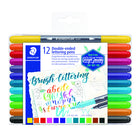 Staedtler - Stylos à lettres à double extrémité, couleurs assorties, Paquet de 12-Un marqueur, deux pointes, pinceau souple et pointe fine