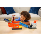 MatchBox - Station de Catapultage Smalley-Une fois la voiture dans la presse, les enfants tirent sur le levier et le véhicule disparaît, écrasé en un cube qui ressort par la goulotte