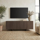 Hudson&Canal - Meuble TV rectangulaire cannelé Harold pour téléviseurs jusqu'à 75 po - Chêne brun-Fabriqué en MDF et PVC robustes avec une finition chêne brun réalisée à la main