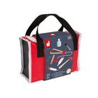 Janod - Coffret de jouets valise de médecin-Soigneusement emballé dans une élégante valise rouge et noire.