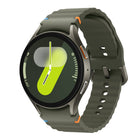 Samsung - Montre intelligente Bluetooth Galaxy Watch7 - 44 mm - Vert forêt-Équipée de notre processeur de montre intelligente le plus puissant à ce jour. Le nouveau processeur de 3 nm énergise votre routine quotidienne. Passez rapidement de la vérification de la météo au suivi de vos entraînements en un rien de temps. De plus, il optimise l’autonomie de la batterie pour une puissance durable, assurant que la montre Galaxy Watch7 suit votre rythme.