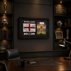 Frameworth - Coupe du Monde FIFA 2026 Officielle Angleterre Cadre Drapeau et Trophée - 15 po x 24 po-Dimensions finales de 15 po x 24 po, une impression encadrée verticale idéale pour le salon, le bureau, la salle des partisans et la salle de sport.