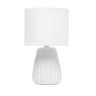 Simple Designs - Mini lampe de table texturée - Blanc cassé avec abat-jour assorti-Une mini lampe en céramique dans la couleur pastel de votre choix, avec une texture tissée sur toute sa base et un abat-jour en tissu tambour assorti