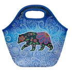 Oscardo - Sac-repas Celestial Bear de Kim McDonough-Motifs d’art autochtone authentiques - Met en valeur de magnifiques œuvres d’art créées par des artistes des Premières Nations, inuits et métis de partout au Canada, apportant la richesse des cultures autochtones et leur créativité au quotidien