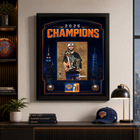 Frameworth - Cadre photoglass de Jalen Brunson des New York Knicks trophées du championnat 2026 - 18 po l x 22 po H - orange-Graphiques photoglass avec photo sous licence : une photographie 8x10 sous licence officielle est montée séparément et l’illustration environnante est imprimée en ultra haute définition directement sur le verre pour des couleurs vives, des noirs profonds et une profondeur lumineuse