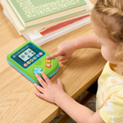 LeapFrog - V-Pocket, ma console éducative -Français-Conçu pour les 2 ans et plus; nécessite 3 piles AAA; les piles sont incluses à des fins de démonstration uniquement; des piles neuves sont recommandées pour une utilisation régulière