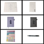 Wamaco - Collection Passionate Planner Pineapple - Agenda violet, journal gris, autocollants, bloc-notes, bloc-notes hebdomadaire, stylo-Compact - Le journal et l'agenda de ce set sont tous deux à couverture rigide et suffisamment petits pour se glisser dans la plupart des sacs ou des porte-monnaie. Ils sont donc parfaits pour les personnes en déplacement.