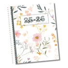 Pomme & Gribouillis - 2025-2026 Enseignant Agenda - Anglais-Plusieurs pages pour l'organisation de la classe (dates importantes, services aux élèves, horaire, anniversaires, budget, absences, coups de cœur littéraires, portraits de classe, PI, rencontres de parents, communications, etc.)