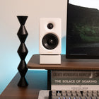 Edifier - Enceinte multimédia Bluetooth sans fil haute résolution M60 à commande tactile - Blanc-Supports d'enceintes exclusifs en aluminium qui minimisent la coloration sonore due aux reflets du bureau. Avec un angle de 15 degrés, ils dirigent le son précisément au niveau des oreilles pour une expérience optimale.