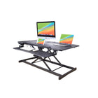 Rehausseur de bureau électrique Rocelco 46" avec prise secteur, chargeur USB et grand clavier Tracy - Noir-EDRB-46 po a une grande surface de travail de 46 po x 23.6 po.