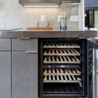 Kucht - Cellier 24 po, 52 bouteilles, double zone - Prêt pour panneau-5 tablettes en hêtre pleine extension avec garniture frontale en métal