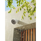 Google - Nest Cam Outdoor filaire (2e gén)  - Paquet de 2-Parlez aux personnes à l'extérieur grâce au haut-parleur et au microphone intégrés, et écoutez ce qu’elles disent. Demandez au maître du barbecue de vérifier le steak ou rappelez à vos enfants de porter leur casque