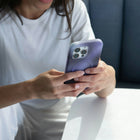 Incase - Halo Case MagSafe pour iPhone 16 Pro - Oil Slick Lilac-Conçu pour résister à la décoloration et à presque tous les germes de surface.
