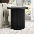 Hudson&Canal - Table d'appoint ronde cannelée Isa de 56 cm de large, finition grain noir-La base présente de fines cannelures verticales sur tout son pourtour