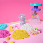 Kinetic Sand - Smoothie Mixer ensemble de jeu-Une infinité de possibilités créatives : Les jouets sensoriels Kinetic Sand amusent les enfants et se combinent de manière idéale avec les autres jouets sensoriels. Découvrez des couleurs encore plus éclatantes avec les sachets de sable Kinetic Sand et associez-les avec d'autres coffrets (vendus séparément)