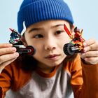 LEGO - Ninjago La course à moto de Kai-Armes ninja - Kai est armé d’une lame translucide et de 2 accessoires d’épée katana dorés, et l’éclaireur draconique spectral a un accessoire d’épée