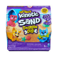 Kinetic Sand - Doggie Dig Mini-Collectionnez-les tous : Découvrez 1 des 4 chiens qui servent également de tampon, de moule ou de couteau, et 170 g de sable de plage. Utilisez les pattes du chien pour creuser dans le sable Kinetic Sand, révélant 2 trésors pour chien dans chaque coffret. Votre enfant trouvera-t-il un trésor doré ?