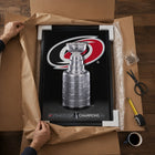 Frameworth - Carolina Hurricanes Toile encadrée 20 po H x 29 po l Champions de la Coupe Stanley 2026 - Sous licence officielle LNH/AJLNH-6