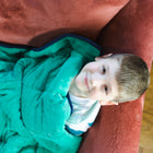 Bouncyband - Couverture sensorielle lestée en polaire douce de 7 lb pour enfants, 56" x 36"-SOULAGE LES TREMBLEMENTS : la couverture lestée est comme une étreinte chaude et apaisante qui procure une sensation de bien-être pour que les enfants soient plus en sécurité à l'intérieur et plus à l'aise et en confiance à l'extérieur
