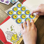 TREND - Tout en bon jeu de mots rétro scratch et renifler autocollants puants + album-Les autocollants sont faciles à décoller de leur feuille de support. Ils sont sans acide, non toxiques et sans danger pour les photos.
