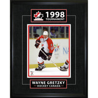 Frameworth - Wayne Gretzky serie classique 1998 Olympiques - impression encadree - 16" x 20"-Impression de hockey Equipe Canada sous licence officielle mettant en vedette Wayne Gretzky aux Jeux olympiques de Nagano 1998