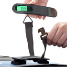 Travelon - Pèse-bagages rechargeable, Transit - Noir-Il utilise une technologie de détection de haute précision et a une capacité de mesure allant jusqu'à 110 lb/50kg, ce qui permet d'éviter les frais de surpoids inattendus. Le verrouillage des données vous donne plus de temps pour lire les résultats avant de revenir à zéro. L'écran LCD HD rétroéclairé est visible même dans les environnements peu éclairés. Il s'éteint lorsqu'il n'est pas utilisé