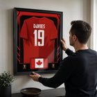 Frameworth - Coupe du Monde FIFA 2026 Officielle Canada Alphonso Davies Cadre Réplique de Maillot - 25,75 po x 33,75 po-Fabriqué au Canada par Frameworth Sports Marketing, fondée en 1992, produisant des souvenirs sportifs sous licence officielle.