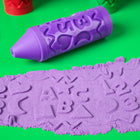 Kinetic Sand - Stamp N' Roll ensemble de jeu-Boîtes réutilisables en forme de crayons : Le sable se range dans les crayons qui se glissent facilement dans les pochettes cadeaux de fêtes d'anniversaire. Les crayons Stamp N' Roll sont des accessoires indispensables pour les activités créatives en classe et des ajouts intéressants aux fournitures pour enseignants ou aux ressources d'apprentissage
