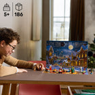 LEGO - City Le calendrier de l’Avent 2025-Cadeau de calendrier de l’Avent avec 24 surprises - Comprend des figurines du père Noël et de la mère Noël et des personnages avec des costumes d’ours polaire, de renne et d’arbre de Noël, des miniconstructions et des accessoires amusants