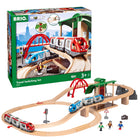 BRIO - Circuit plateforme voyageurs-L'ensemble de commutation de voyage comprend 42 pièces : 2 voies de commutation, 4 locomotives de train de voyage, 2 wagons de train de voyage, 1 gare, 3 supports de roche, 1 pont suspendu, 2 supports de blocs, 5 figurines de jeu, 1 poteau de signalisation, 1 panneau de signalisation, 1 valise.