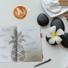 Wamaco - Agenda hebdomadaire et mensuel non daté Pineapple Planner - Gris-Commodité - Utilisez ce planificateur pendant votre saison chargée et posez-le jusqu'à ce que vous en ayez besoin à nouveau. L'option non datée le rend parfait pour être utilisé quand vous en avez besoin et pas quand vous n'en avez pas besoin !