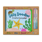 The Pencil Grip - Cahier d'activités réutilisable Daily Doodler - Couverture Vie Marine, 4 Wonder Stix inclus-Cahier d'activités réutilisable « Daily Doodler » avec couverture vie marine et couverture arrière pour créer un quotidien.