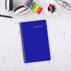 Staples - Agenda scolaire hebdomadaire/mensuel 2025-2026 - 8 1/2 po H x 5 1/2 po l - assorties - bilingue-Couleurs variées (Le choix des couleurs ne s'applique pas aux commandes livrées)