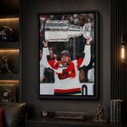 Frameworth - Taylor Hall Toile encadrée 20 po H x 29 po l Carolina Hurricanes Champions de la Coupe Stanley 2026 - Sous licence officielle LNH/AJLNH-Format fini 22.5x31.5 pouces pour salon, bureau, salle de sport ou espace de collection