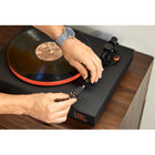 JBL - Spinner BT Platine Bluetooth - Noir/Orange-Votre affirmation personnelle de la chaleur et de la joie que les vinyles apportent à votre vie, une relation plus intime avec vos artistes musicaux préférés